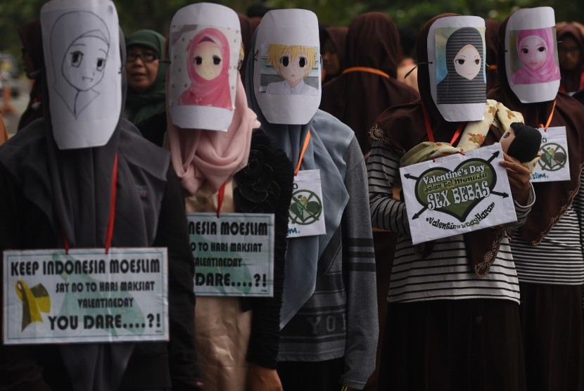 Sejumlah siswa dari SMA Mujahiddin Surabaya menggelar aksi menolak perayaan Hari Valentine di Taman Bungkul, Surabaya, Jawa Timur, Kamis (11/2).