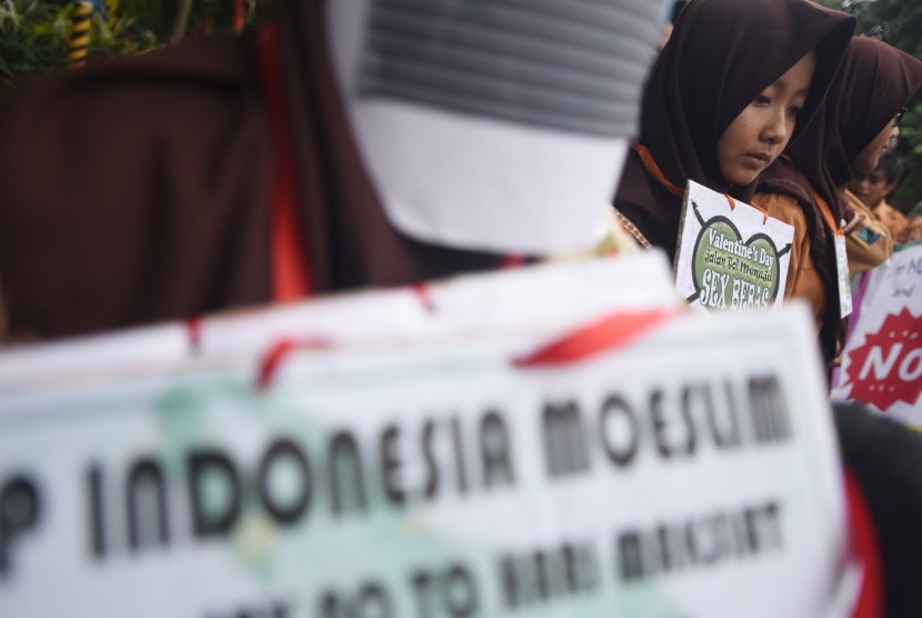 Sejumlah siswa dari SMA Mujahiddin Surabaya menggelar aksi menolak perayaan Hari Valentine di Taman Bungkul, Surabaya, Jawa Timur, Kamis (11/2).