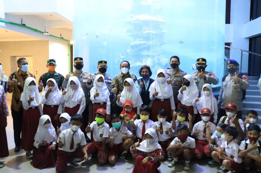 Sejumlah siswa di Kabupaten Pangandaran berkeliling PIAMARI usai menjalani vaksinasi Covid-19, Kamis (13/1/2022). 