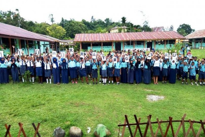 Sejumlah siswa di Papua, mengampanyekan gerakan menghormati guru