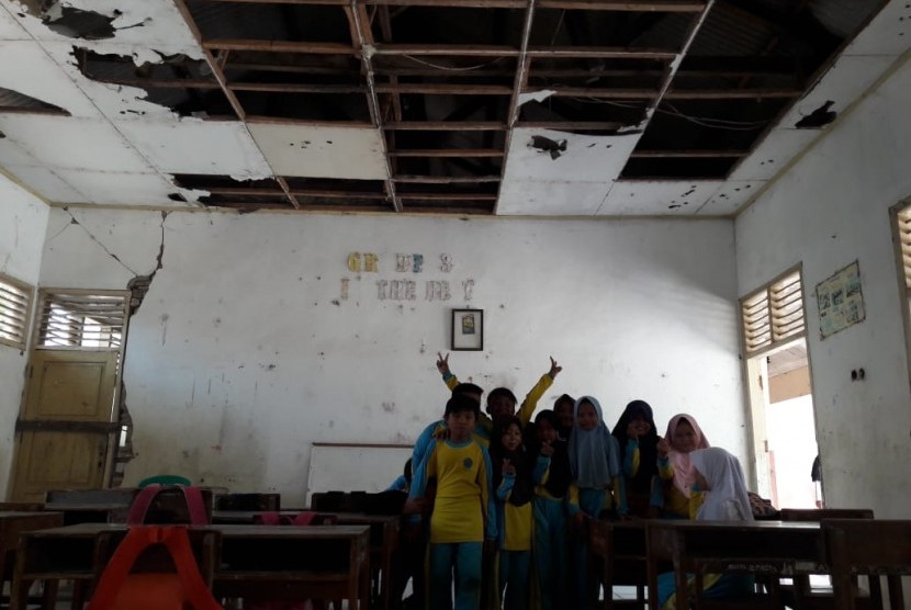 Sejumlah siswa di SDN Sukamelang III, Desa Sukamelang, Kecamatan Kroya, Kabupaten Indramayu, beraktivitas di ruang kelas mereka yang rusak, Rabu (6/11). 