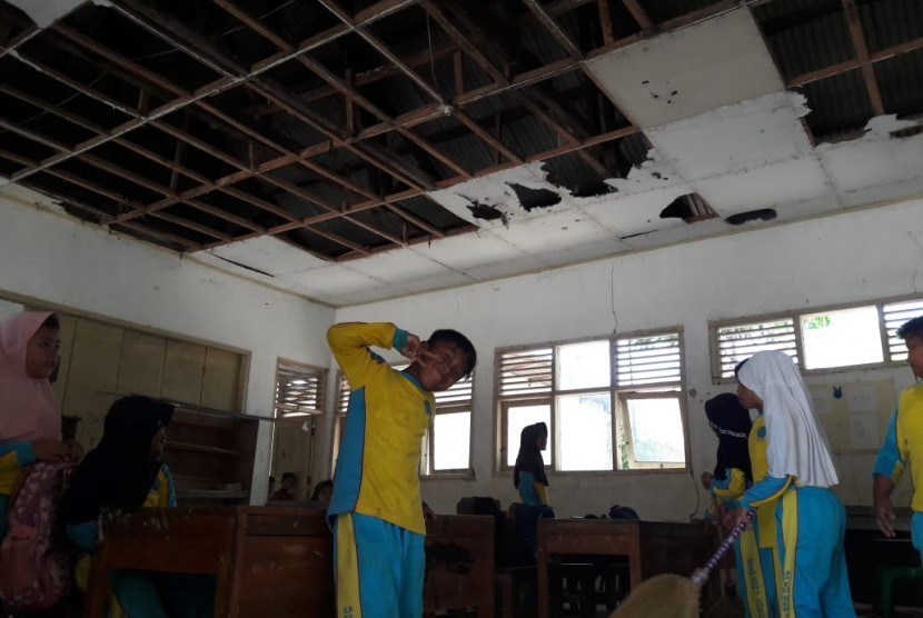 Sejumlah siswa di SDN Sukamelang III, Desa Sukamelang, Kecamatan Kroya, Kabupaten Indramayu, beraktivitas di ruang kelas mereka yang rusak, Rabu (6/11). 