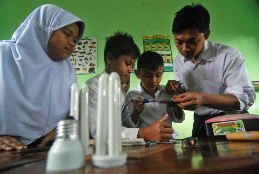 Sejumlah siswa didampingi guru mereka membuat pengisi daya ('charger') telepon genggam dengan menggunakan bahan dari lampu neon bekas di Madrasah Ibtidaiyah (MI) Kalisidi 2, Ungaran, Kabupaten Semarang, Jawa Tengah.