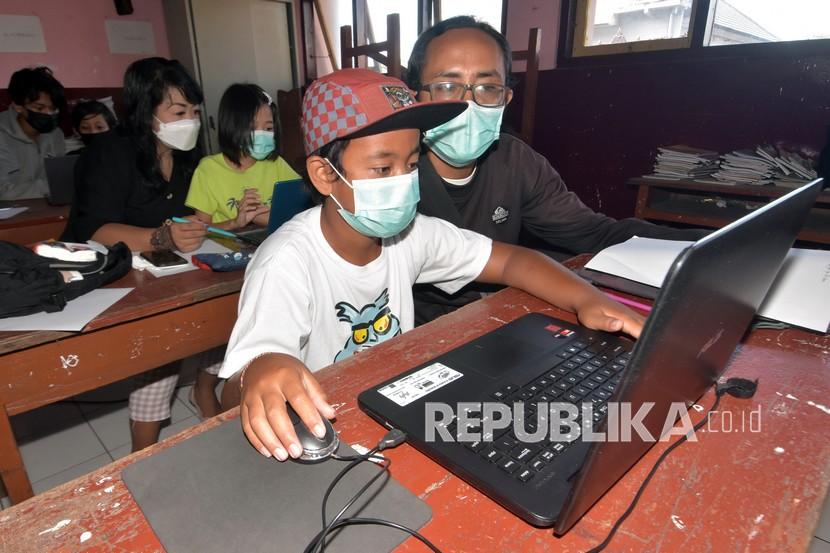 Sejumlah siswa didampingi orang tuanya mengikuti latihan cara mengoperasikan laptop atau komputer jinjing. (Ilustrasi)