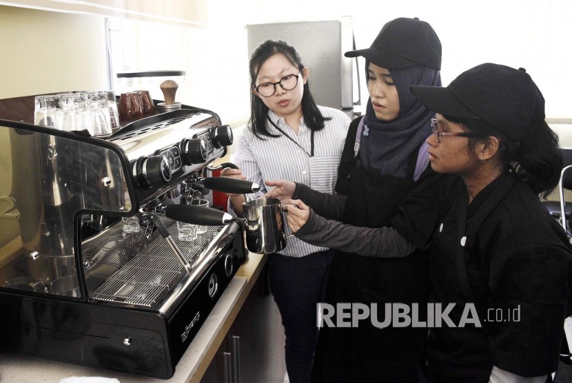 Sejumlah siswa disabilitas netra mengikuti pelatihan barista atau meracik kopi di Balai Rehabilitasi Sosial Penyandang Disabilitas Sensorik Netra Wyata Guna, Kota Bandung (ilustrasi)