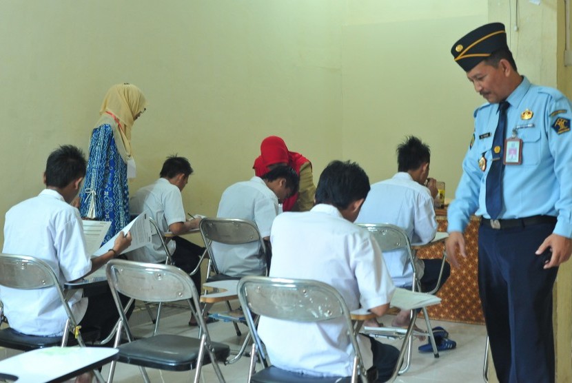 Sejumlah siswa Filial mengikuti Ujian Nasional Sekolah Menengah Pertama (UN SMP) di Lapas Anak Pakjo Palembang, Sumatera Selatan, Senin (9/5). 