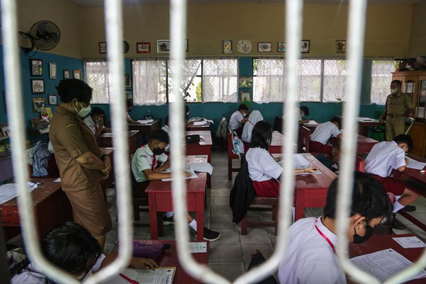 Sejumlah siswa kelas 6 mengerjakan soal ujian sekolah di SD Negeri 11 Langkai, Kota Palangka Raya, Kalimantan Tengah, Senin (9/5/2022). 