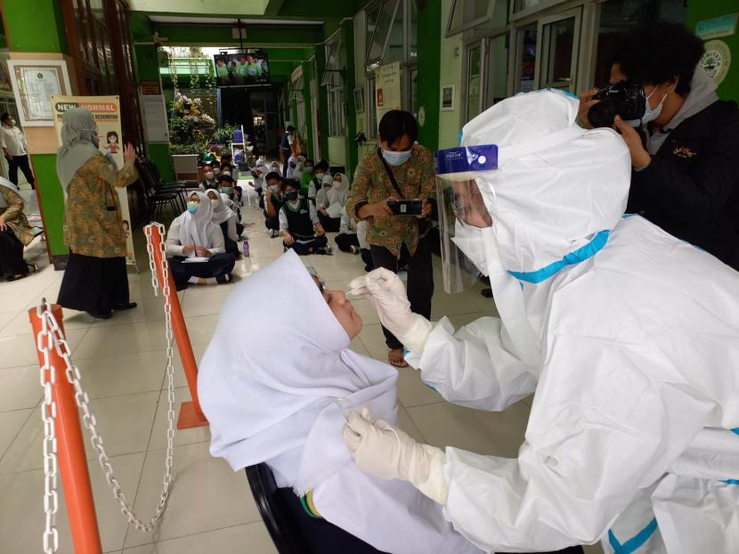 Sejumlah siswa kelas 7, 8 dan 9 SMP Assalam, Kota Bandung yang melaksanakan PTM 100 persen mengikuti rapid tes antigen secara acak yang digelar Dinkes Kota Bandung, Selasa (25/1/2022). Kegiatan rapid tes antigen acak dilakukan untuk mengetahui penyebaran Covid-19 di sekolah. 