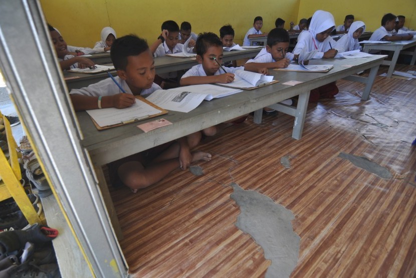 Soal Diduga Hina Nabi, Ujian Agama di Junjung Sirih Diulang. Foto ilustrasi siswa SD sedang ujian.
