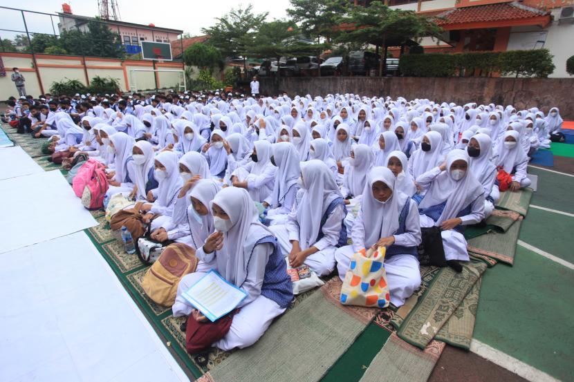Siswa madrasah belajar di sekolah.