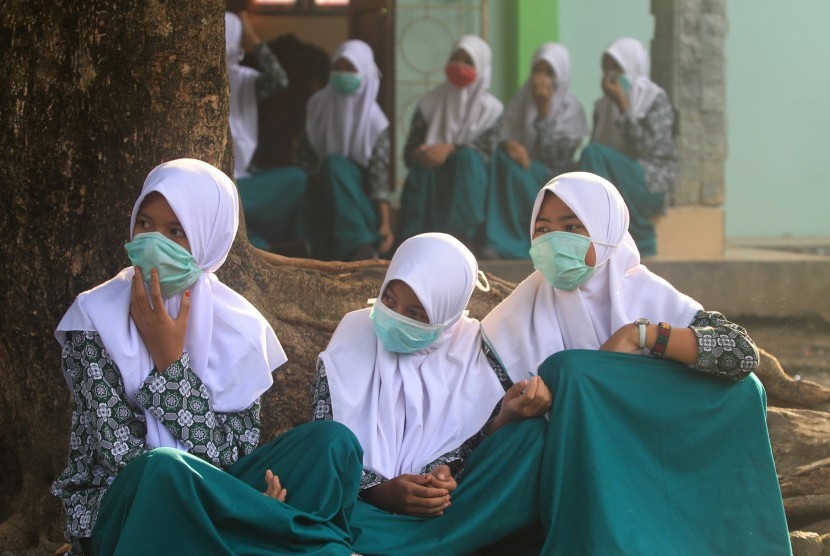 Madrasah di Aceh Belajar Tatap Muka pada Juli. Sejumlah siswa Madrasah Tsanawiyah Negeri 1 Aceh Barat mengenakan masker saat beraktivitas di Desa Cot Masjid, Samatiga, Aceh Barat, Aceh.