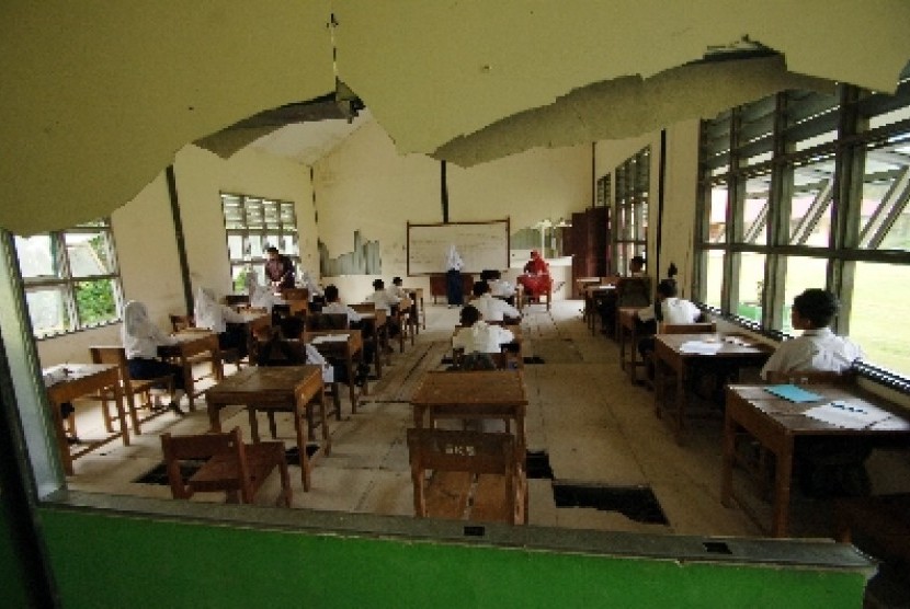  Sejumlah siswa megikuti kegiatan belajar mengajar di kelas yang rusak di SMPN 2 Limokoto Kampungdalam, Kab.Padangpariaman, Sumbar, Rabu (13/11). Enam kelas model panggung yang dibangun NGO pasca gempa 2009 itu telah rusak parah namun masih digunakan untuk