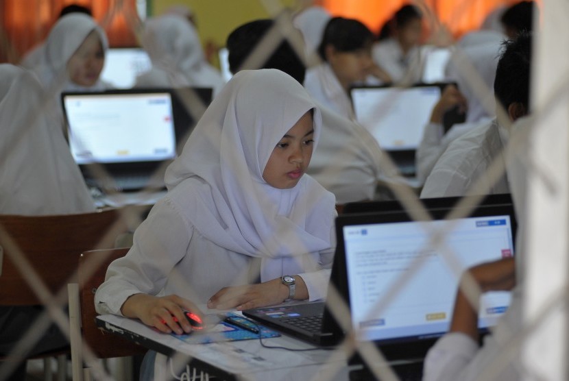 Sejumlah siswa melaksanakan Ujian Nasional Berbasis Komputer (UNBK)
