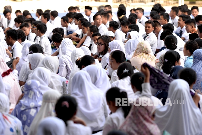 Sejumlah siswa melakukan doa bersama jelang UN di Halaman SMPN 77, Jakarta, Selasa (3/5).  (Republika/Wihdan Hidayat)