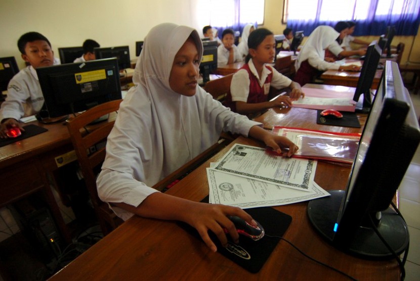 (Ilustrasi) Mengapa Belum Banyak Sekolah Bertransaksi Daring? Sejumlah siswa melakukan pendaftaran Sekolah Menengah Pertama (SMP) secara daring (online) di SMPN 1 Slawi, Kabupaten Tegal, Jawa Tengah, Senin (2/7). (Antara/Oky Lukmansyah)