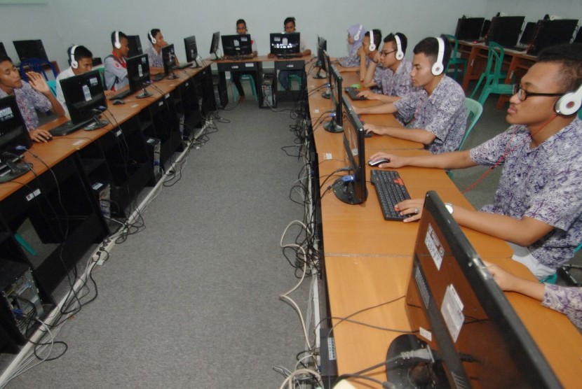 Sejumlah siswa melakukan simulasi Ujian Nasional berbasis komputer (UNBK) di Labor SMKN 2 Padang, Sumatera Barat, Kamis (31/3). 