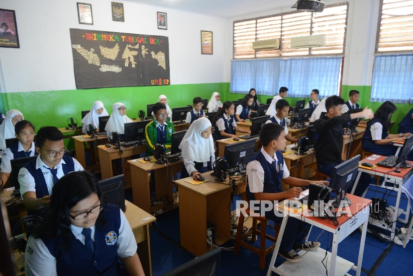 Sejumlah siswa melakukan Ujian Nasional Berbasis Komputer (UNBK) di SMP Negeri 30, Jakarta Utara, Senin (9/5).