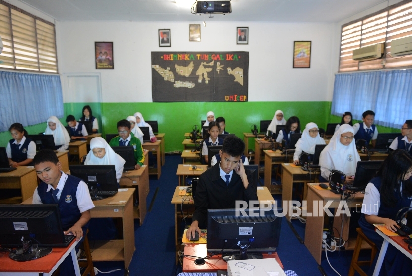 Sejumlah siswa melakukan Ujian Nasional Berbasis Komputer (UNBK) di SMP Negeri 30, Jakarta Utara, Senin (9/5).
