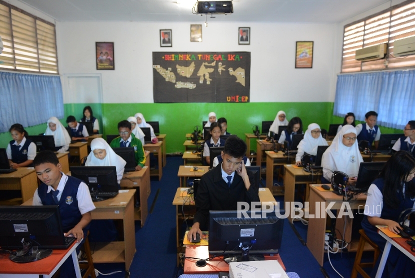 Ilustrasi Ujian Nasional Berbasis Komputer (UNBK) di SMP.