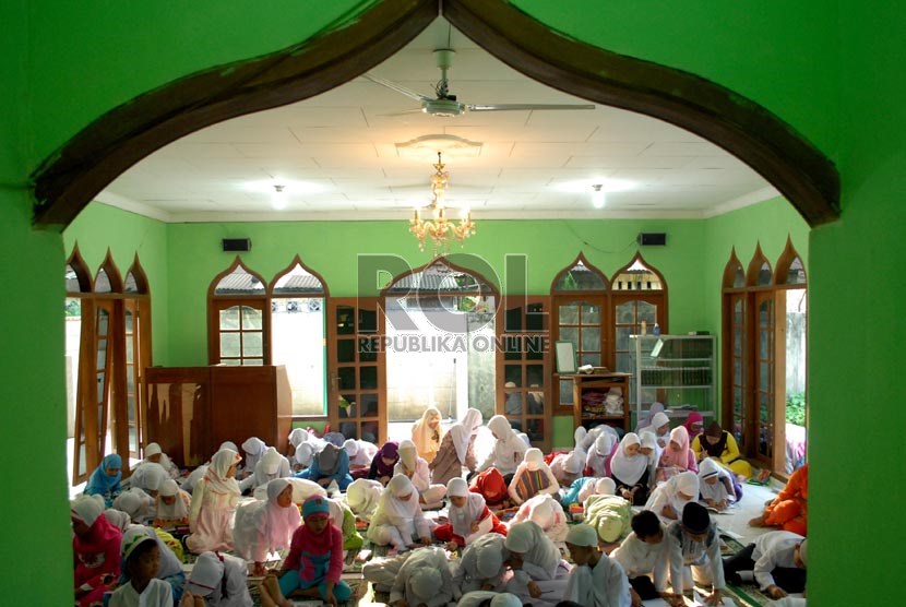 Sejumlah siswa melangsungkan kegiatan belajar di mushala Sekolah Dasar Negeri (SDN) Kramatjati 27 Pagi, Jakarta Timur, Kamis (19/7).      (Republika/Rakhmawaty La'lang)