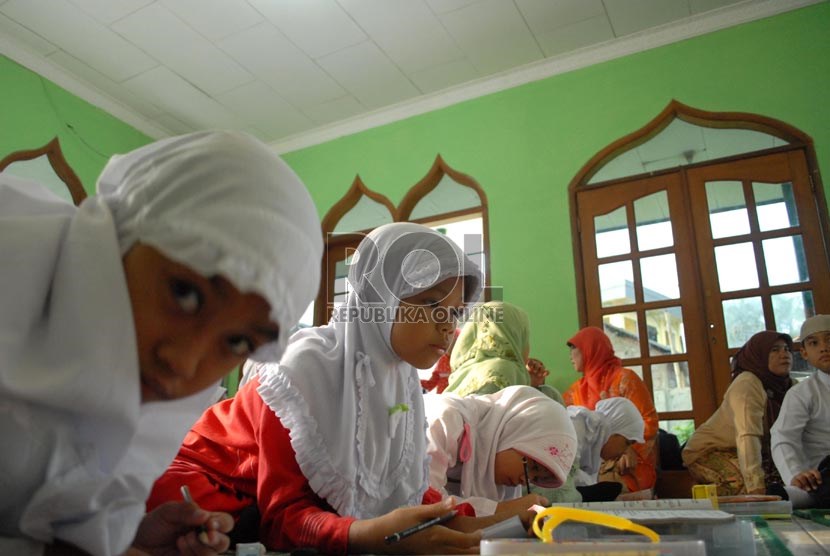  Sejumlah siswa melangsungkan kegiatan belajar di mushala Sekolah Dasar Negeri (SDN) Kramatjati 27 Pagi, Jakarta Timur, Kamis (19/7).      (Republika/Rakhmawaty La