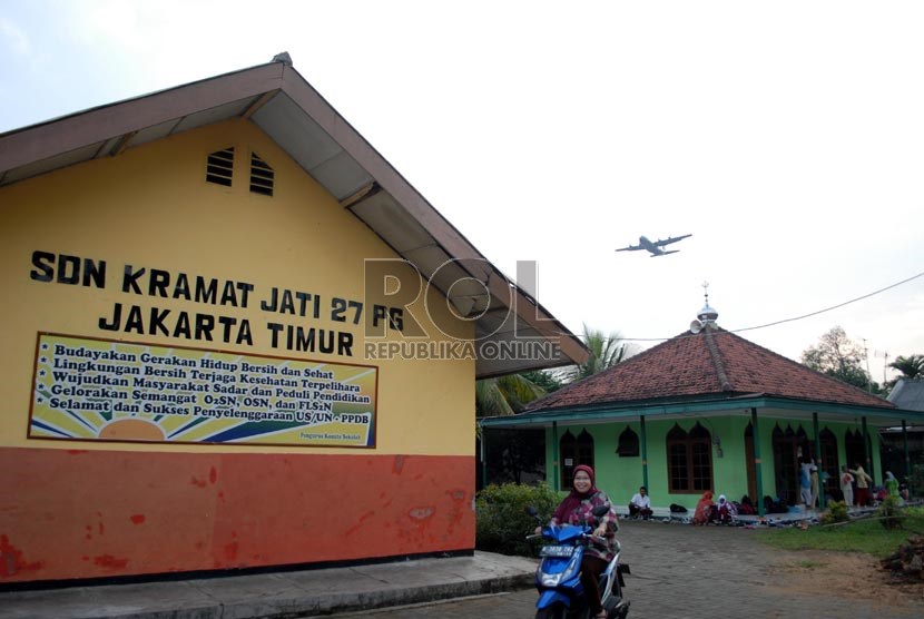  Sejumlah siswa melangsungkan kegiatan belajar di mushala Sekolah Dasar Negeri (SDN) Kramatjati 27 Pagi, Jakarta Timur, Kamis (19/7).      (Republika/Rakhmawaty La'lang)
