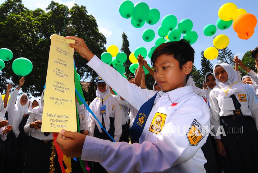Sejumlah siswa melepaskan balon harapan anti kekerasan anak dalam Deklarasi Anti Bullying di SMPN 6 Klaten, Jawa Tengah, Kamis (7/12).