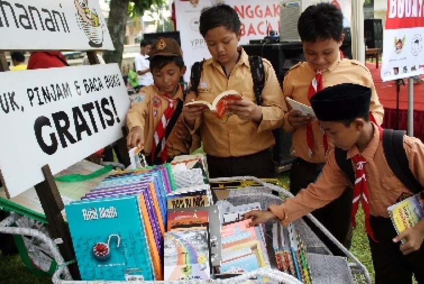 Sejumlah siswa melihat buku di Taman Baca Mahanani di Kota Kediri, Jawa Timur, Jumat (17/5).