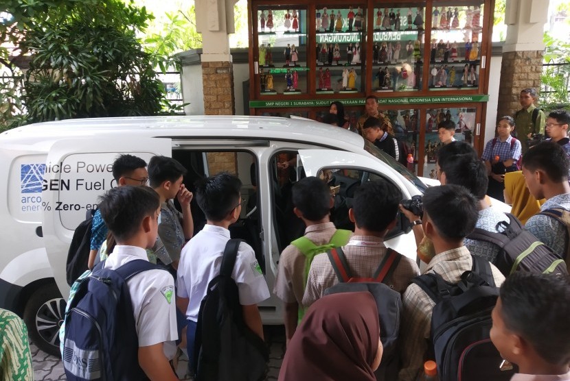 Sejumlah siswa melihat contoh mobil dengan energi hidrogen yang dipamerikan di Surabaya, Rabu (13/3).