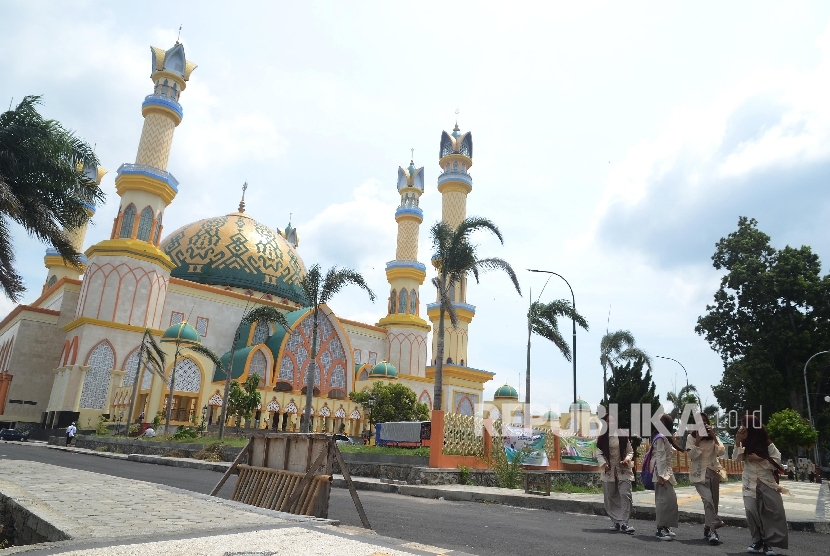 Sejumlah siswa melintas di depan komplek Islamic Center Mataram, Lombok, NTB. Sabtu (28/1) 