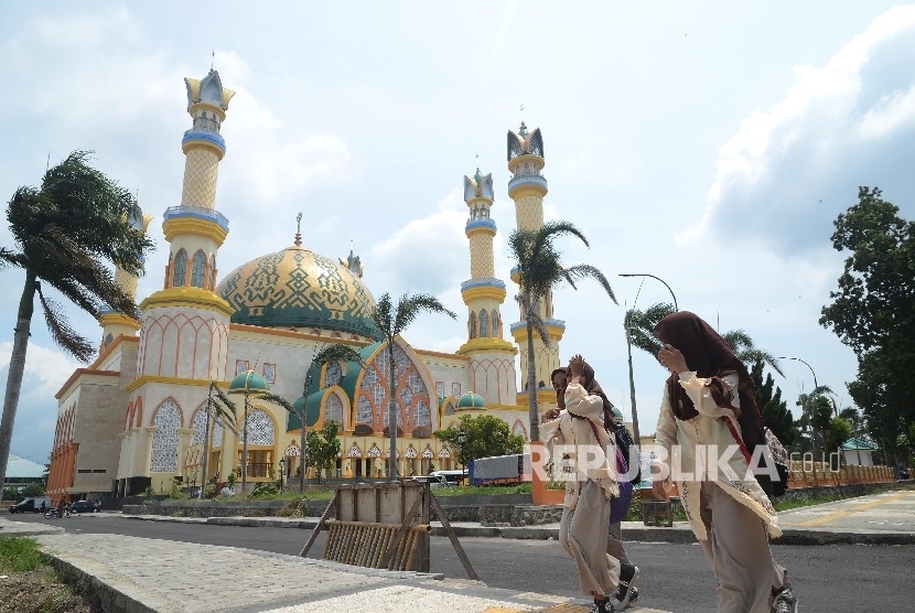 Sejumlah siswa melintas di depan komplek Islamic Center Mataram, Lombok, NTB. 