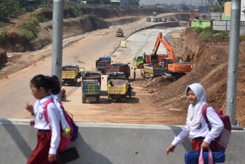 Sejumlah siswa melintasi lokasi pembangunan Tol Semarang-Batang di Ngaliyan, Semarang, Jawa Tengah. ilustrasi 