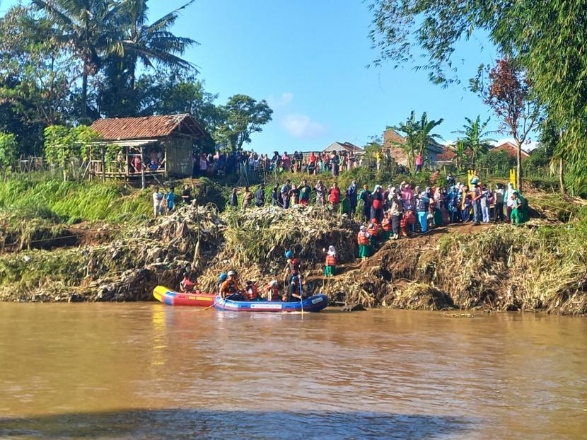 Sejumlah siswa melintasi Sungai Cimanuk di Kecamatan Banyuresmi, Kabupaten Garut, menggunakan perahu karet, Kamis (21/7/2022). Jembatan yang berada di wilayah itu rusak akibat terdampak banjir bandang yang terjadi pada Jumat (15/7/2022). 