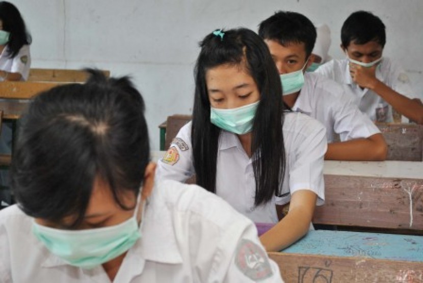 Sejumlah siswa memakai masker saat pelaksanaan Ujian Nasional (UN) di SMK Bhakti Insani, Jalan Batu Tulis, Kota Bogor, Jawa Barat, Senin (16/4).
