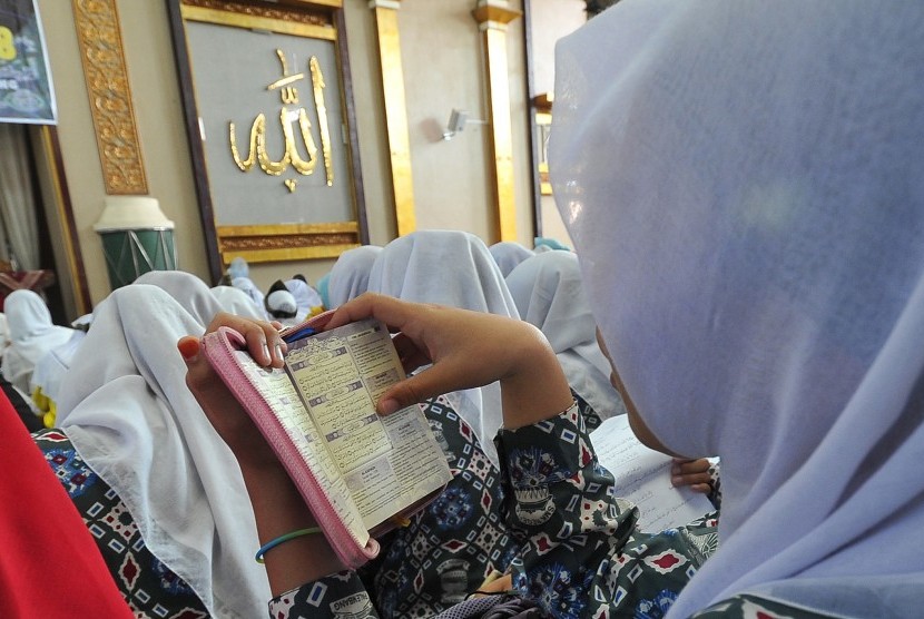 Sejumlah siswa membaca Alquran berjamaah (Ilustrasi)