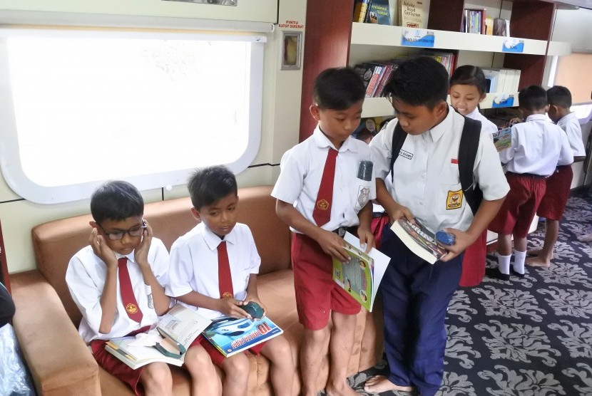 Sejumlah siswa membaca buku di kereta perpustakaan (Rail Library) di Stasiun Sempolan, Silo, Jember. ilustrasi