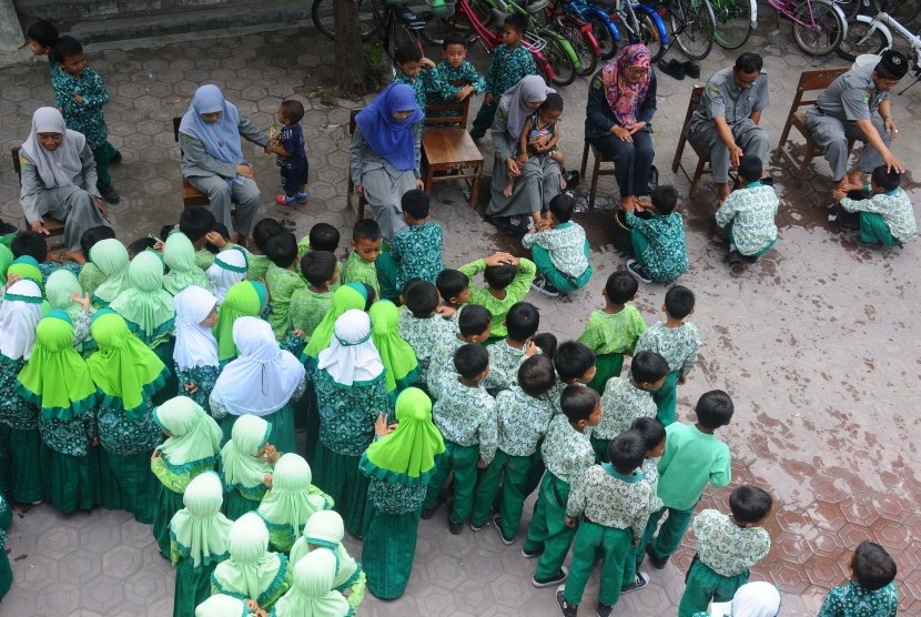 Sejumlah siswa membasuh kaki ibu guru mereka di madrasah ibtidaiyah (MI). 