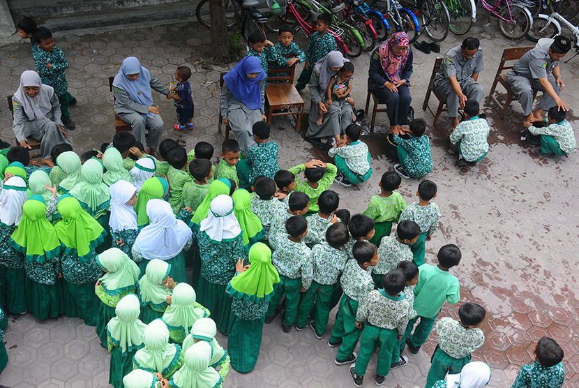 Sejumlah siswa membasuh kaki ibu guru mereka di Madrasah Ibtidaiyah (MI) Canden, Sambi, Boyolali, Jawa Tengah, Rabu (25/11). (Antara/Aloysius Jarot Nugroho)