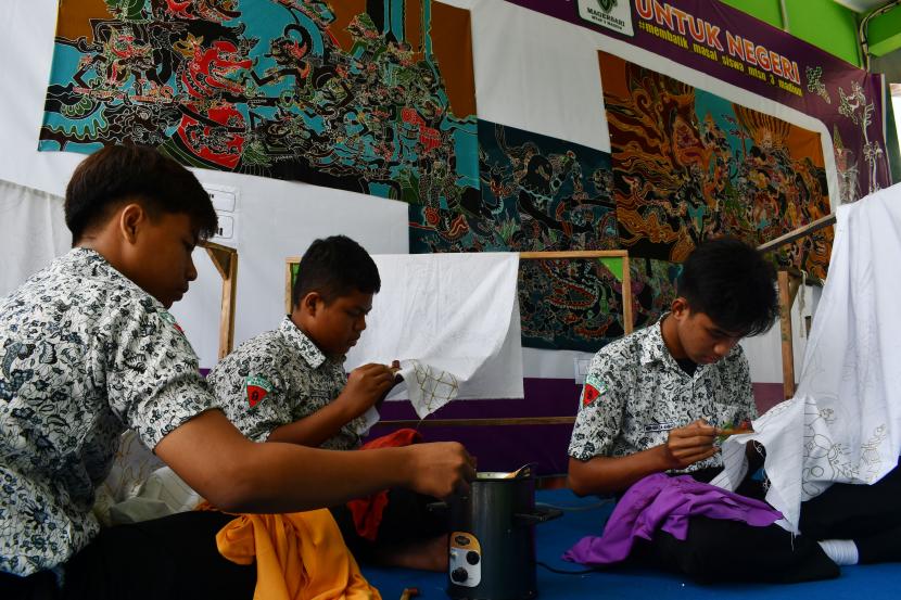 Ilustrasi siswa madrasah beraktivitas, di Madrasah Tsanawiyah Negeri 3 Madiun, Kebonsari, Kabupaten Madiun, Jawa Timur.