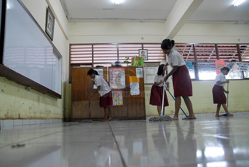 Siswa SD Gotong Royong Bersihkan Ruang Belajar yang 