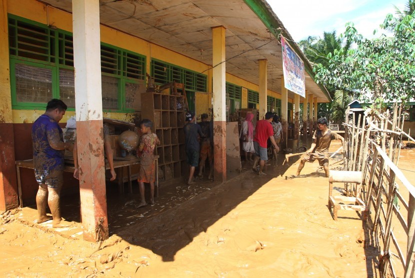Sejumlah siswa membersihkan ruangan kelas yang penuh lumpur pasca banjir di Bengkulu Tengah (ilustrasi) 