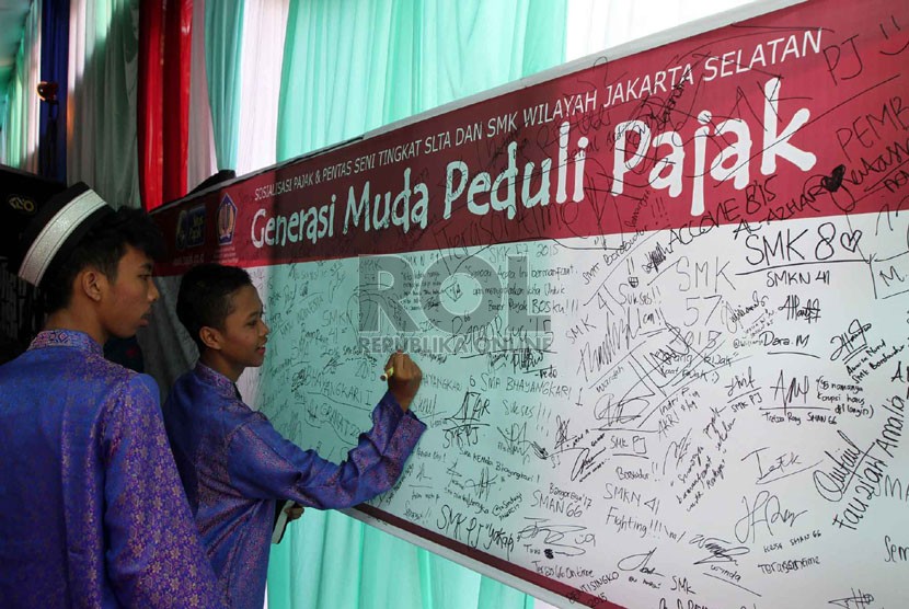   Sejumlah siswa membubuhkan tanda tangan Generasi Muda Peduli Pajak pada acara High School Tax Festival di Kantor Pelayanan Pajak (KPP) Pratama Pasar Minggu, Jakarta Selatan, Kamis (11/9). (Republika/ Yasin Habibi)