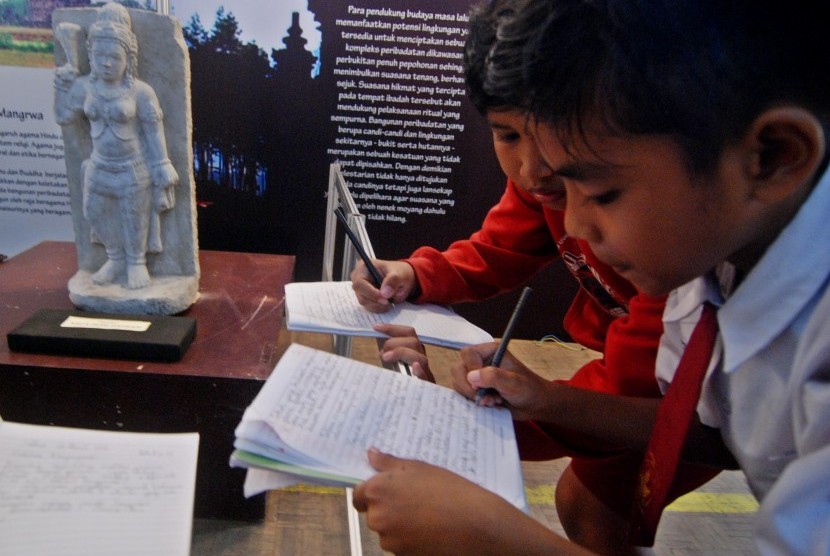 Sejumlah siswa mencatat informasi mengenai diorama benda-benda bersejarah (Ilustrasi).