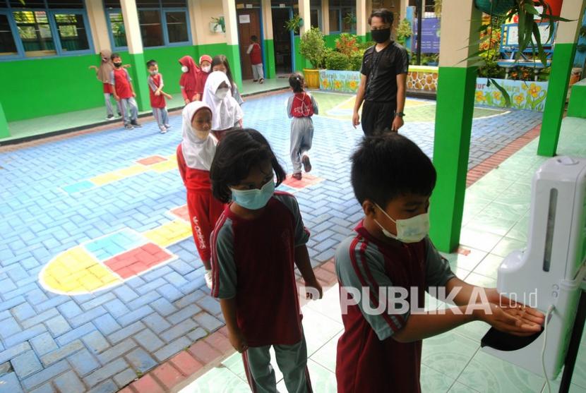 Sejumlah siswa mencuci tangannya dengan cairan pembersih usai mengikuti pelajaran olahraga saat Pembelajaran Tatap Muka (PTM) Terbatas di SDN 2 Loji, Kota Bogor, Jawa Barat, Senin (21/3/2022). 