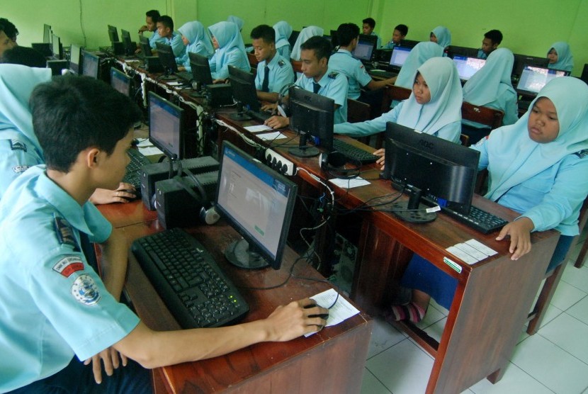 Sejumlah siswa mengerjakan soal menggunakan komputer saat simulasi Ujian Nasional Berbasis Komputer (UNBK) di SMK Nahdlatul Ulama (NU) Ungaran, Kabupaten Semarang, Jawa Tengah, Rabu (30/3).