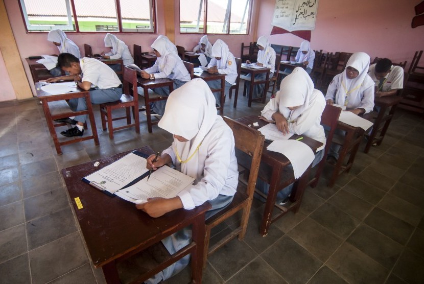 Sejumlah siswa mengerjakan soal saat mengikuti Ujian Akhir Madrasah Aliyah (ilustrasi) 