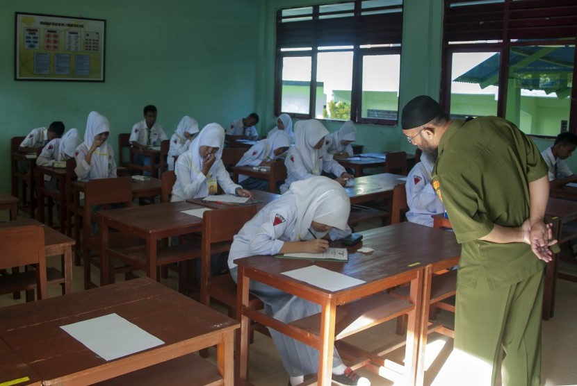 Sejumlah siswa mengerjakan soal saat mengikuti Ujian Akhir Madrasah Berstandar Nasional (UAMBN) di Madrasah Aliyah Negeri (MAN) 1 di Ambon, Maluku, Senin (9/3).