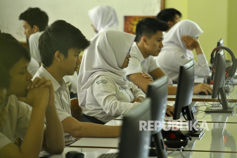 Sejumlah siswa mengerjakan soal Ujian Sekolah Berbasis Nasional (USBN)