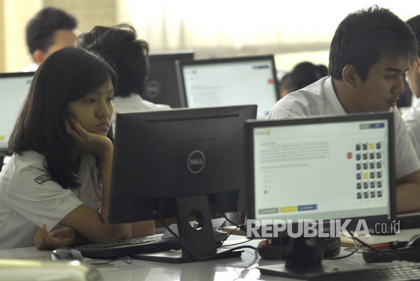 Sejumlah siswa mengerjakan soal ujian Bahasa Indonesia saat mengikuti Ujian Nasional Berbasis Komputer (UNBK) di SMAN 5 Bandung, Jalan Belitung, Kota Bandung, Senin (10/4).