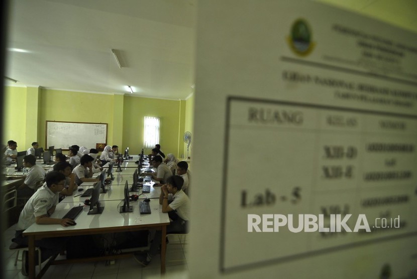 Sejumlah siswa mengerjakan soal ujian Bahasa Indonesia saat mengikuti Ujian Nasional Berbasis Komputer (UNBK) di SMAN 5 Bandung, Jalan Belitung, Kota Bandung, Senin (10/4).